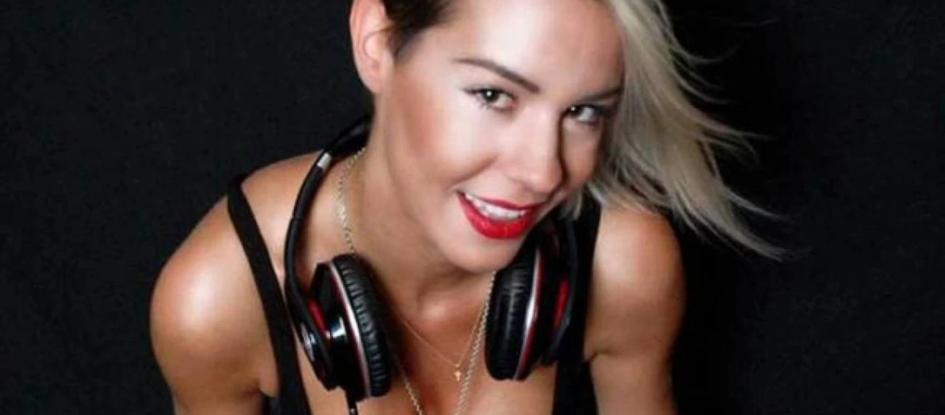 Ράνια Κωστάκη: 32 Αυγούστου... και μας δροσίζει! Ροζ μαγιό κι όποιος αντέξει! (φωτο)